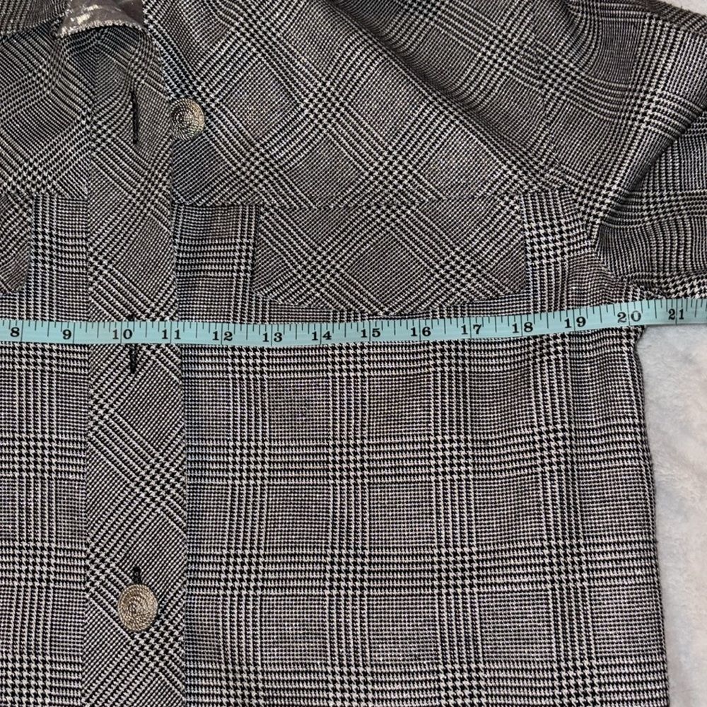 Sparkle and shine in this vintage coat from David Warren New York. Size 8. - Picture 11 of 15